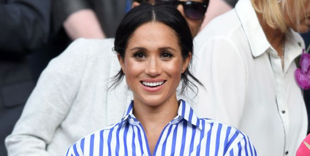 meghan markle bij wimbledon 2018 met wit blauw gestreepte blouse