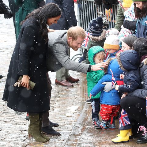 A pie Pintura Cortar Meghan Markle just dressed for the snow in a dress and suede heeled boots