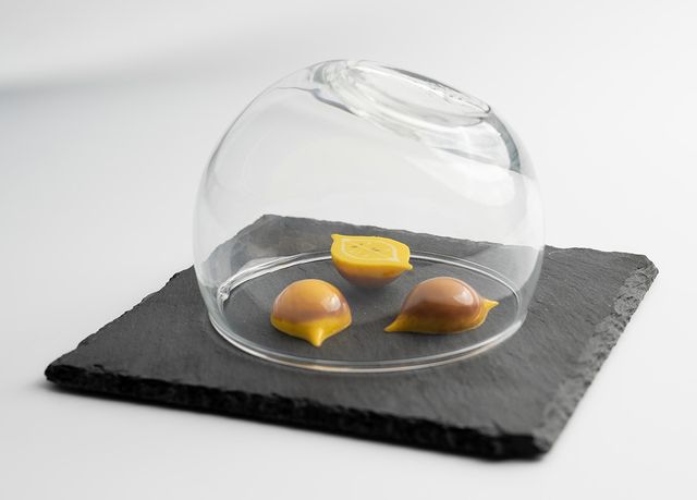 mejor bombón de españa 2023, de limón, yuzu y avellana creado por el maestro pastelero raúl bernal