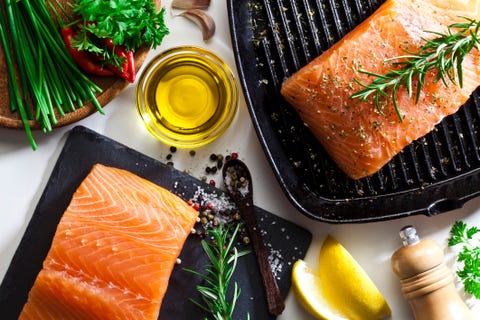 Raw salmon steak dieta mediterránea, más salud y menos peso