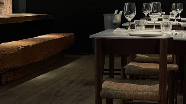 detalle de mesa con copas y sala del restaurante los 33 en madrid