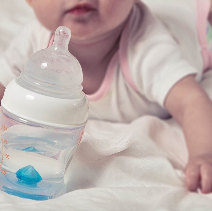 Вода для новорожденных отзывы. Новорожденный в воде. Сладкая вода для новорожденных. Новорожденный малыш бутылкой воды. Лучшая детская вода для грудничков.