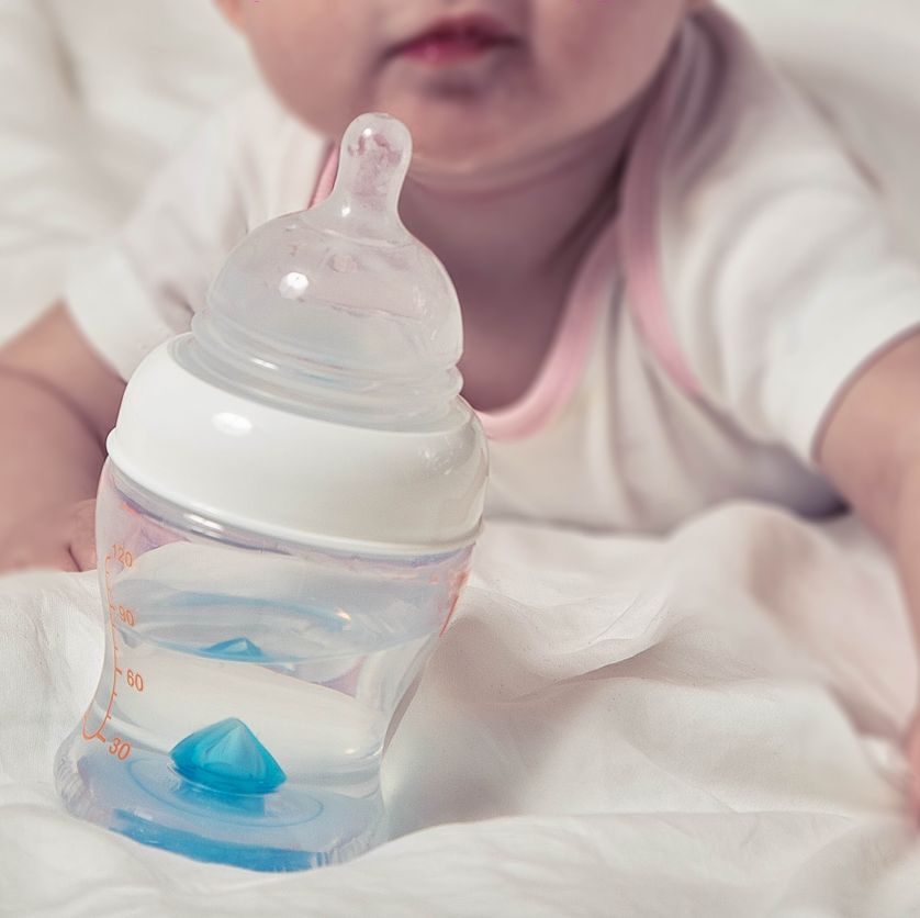 Новорожденный в воде. Сладкая вода для новорожденных. Новорожденный малыш бутылкой воды. Лучшая детская вода для грудничков. Вода для новорожденных отзывы