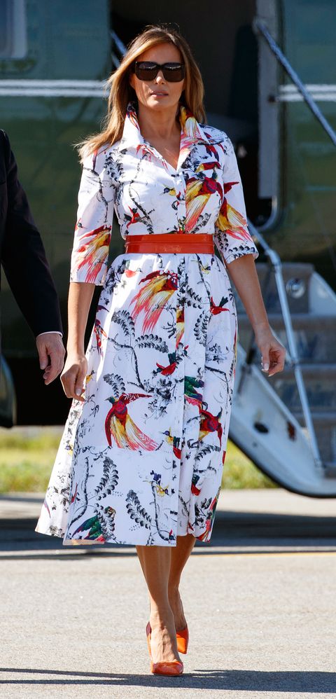 Melania Trump con un camisero de estampados tropicales - Melania con vestido trpical de Erdem