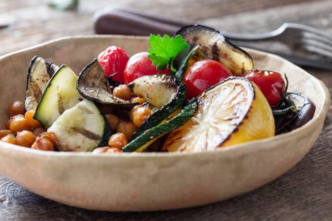 Repas à base de plantes, salade de légumes avec des légumes grillés