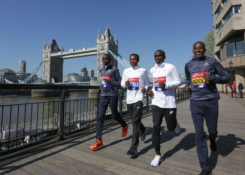 eliud kipchoge y kenenisa bekele corren frente a tower bridge en una presentación del maratón de londres