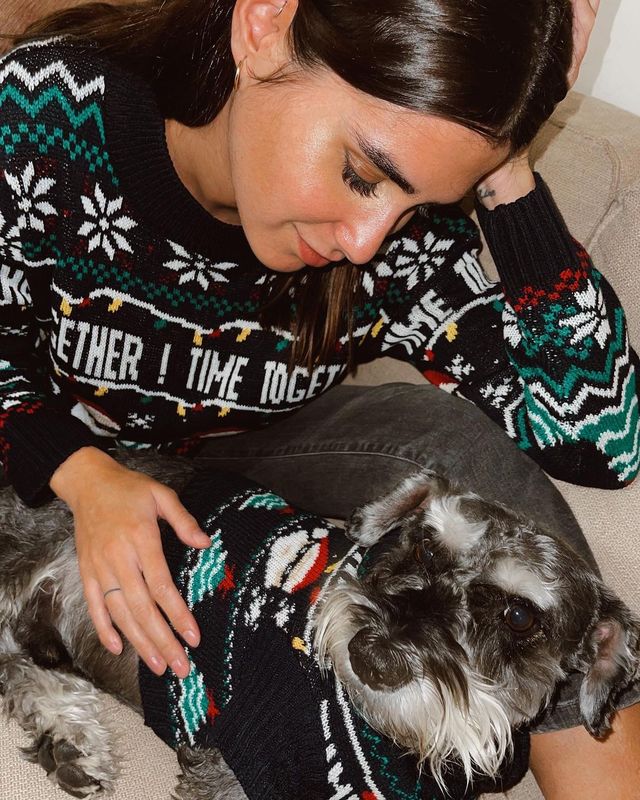 cuadrado Me preparé vocal Mery Turiel y su perro con el mismo jersey de Navidad de Lefties