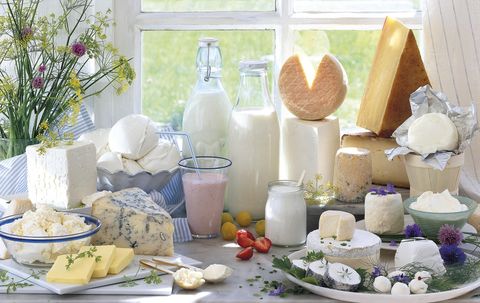 mesa con productos lácteos leche, queso, yogur