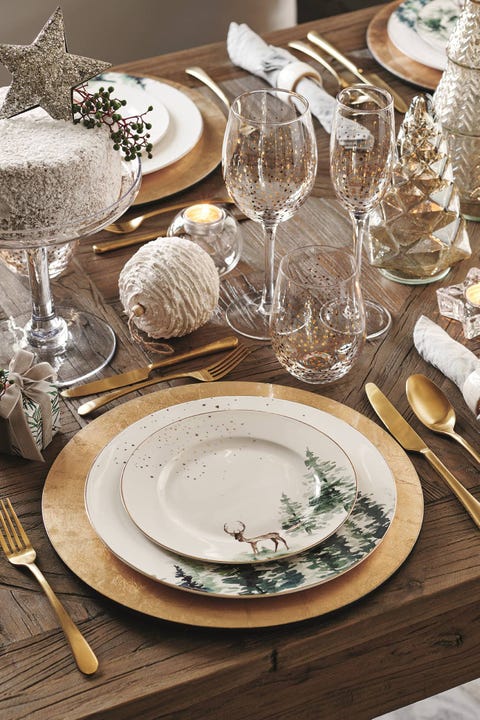 mesa de navidad de estilo vintage con elementos dorados