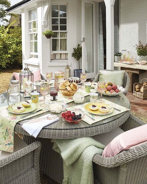 mesa de desayuno en el jardín