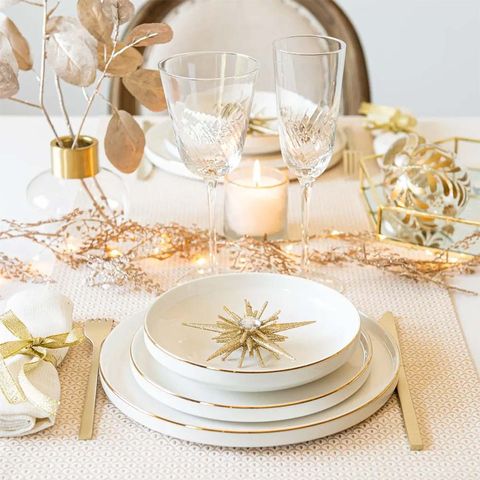 mesa de navidad en blanco y dorado