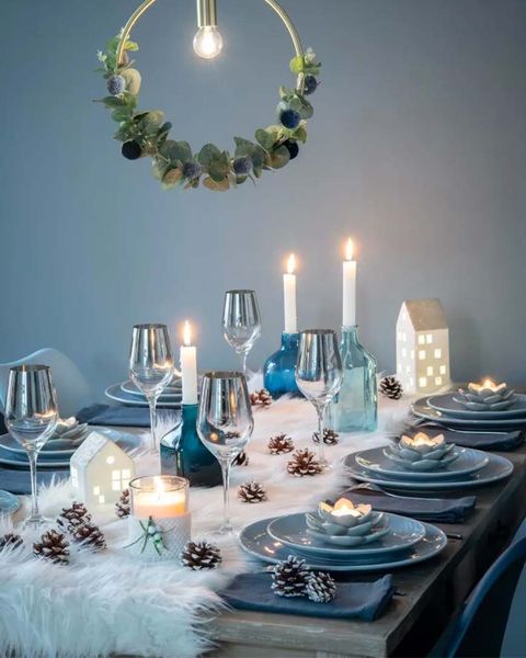 mesa de navidad en blanco y azul
