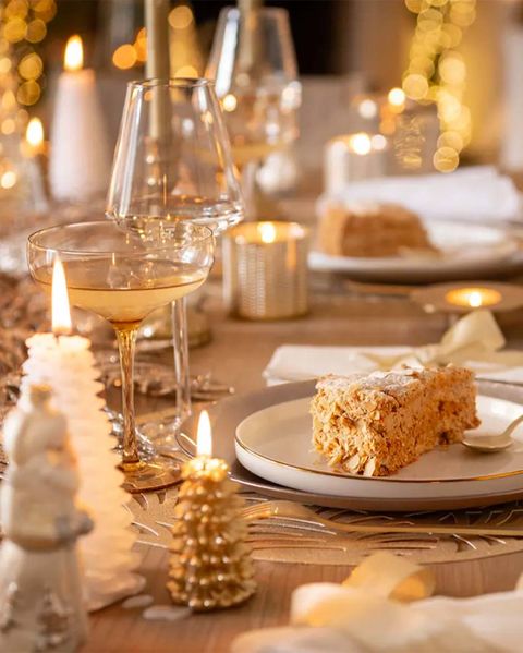 mesa de navidad con dorados
