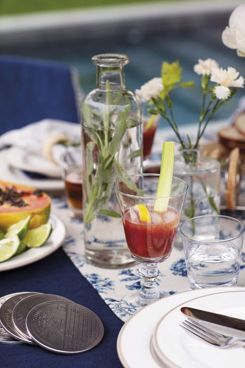mesa de verano con mantel azul