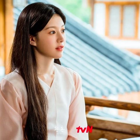 《還魂2》高允貞空靈美貌當選「南韓最美整型範本」！同款偽素顏白開水妝容技巧公開