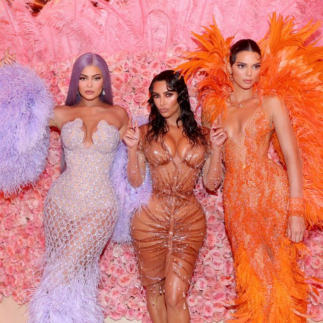 kim kardashian, kylie jenner en kendall jenner bij het 2019 met gala celebrating camp