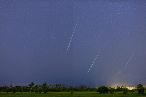 Meteorito de gemínidas en el cielo nocturno de la isla de Penang