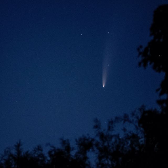 night sky featuring a comet with tail