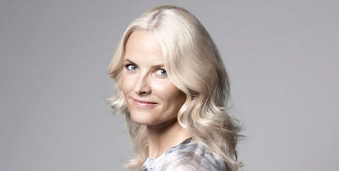 pelo, modelo, ropa, blanco, rubia, belleza, fashion, pelo largo la princesa mette marit de noruega posando sonriendo