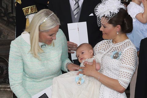 bautizo del príncipe Oscar de suecia la princesa meete marit con su ahijado el príncipe oscar de suecia, en su bautizo