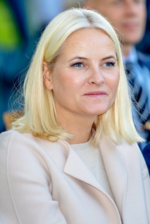 cara, rubia, princesa, labios, ropa elegante la princesa mette marit seria en un evento