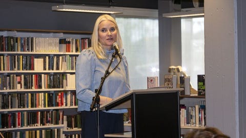 princesa mette marit, hablando, público, micrófono, libros, presentación la princesa mette marit en una presentación de su libro