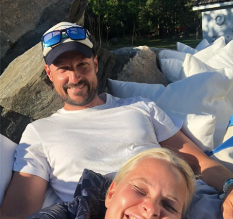 pareja, aire libre, sonrisa, risa, tumbados la princesa mette marit y el príncipe haakon tumbados riendo