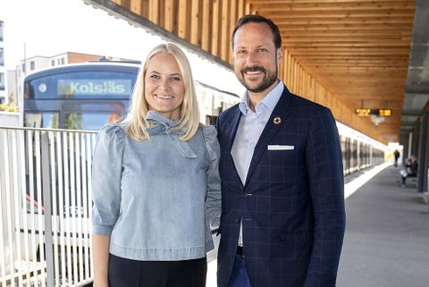 metro, príncipes, estación, vías de metro la princesa mette marit y el principe haakon posando en el metro