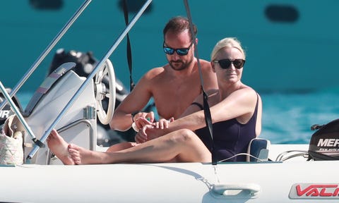 barco, verano, ibiza, formentera, calor, agua, mar, crema solar, bikini, bañador la princesa mette y el príncipe haakon en su barco en el mar
