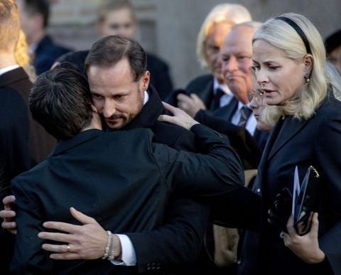 funeral, entierro, abrazo, ropa negro la princesa mette y el príncipe haakon en un funeral