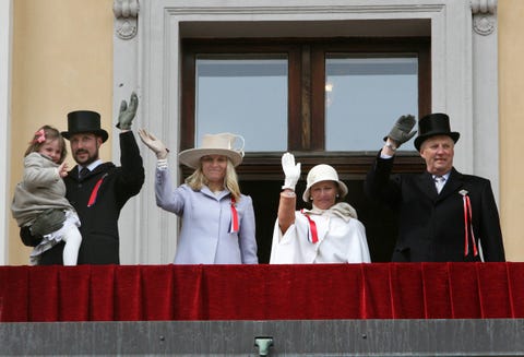 familia real, realeza, saludo, palco, ropa formal la familia real noruega saludando en un palco