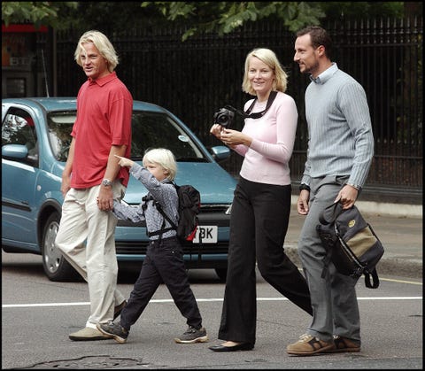 paseo, pareja, familia, niño, cámara, mochila la princesa mette y el príncipe haakon con marius borg y morten borg