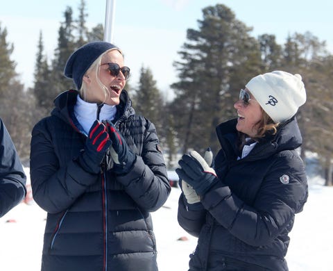 risas, nieve, frío, abrigos, guantes, gorros, gafas la princesas mette y marta luisa de noruega riendo en la nieve
