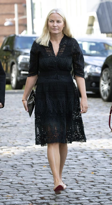 ropa negra, funeral, entierro, princesa, rubia, bolso la princesa mette de noruega en el entierro de su amiga anne grete preus