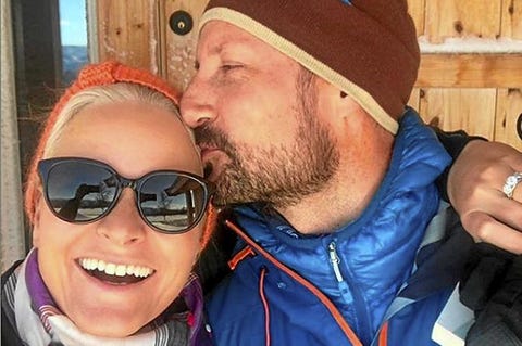 beso, pareja, cabaña, frío, nieve, abrigos, gorros la princesa mette y el príncipe haakon en la nieve riendo