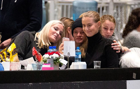 selfie, fotografía, madre, hijo, novia, risas, mesa, restaurante la princesa mette de noruega, su hijo marius y su novia juliane, haciéndose una selfie en un restaurante