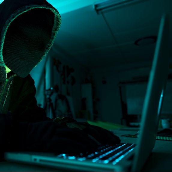 mi5 agent used spy status to terrorise girlfriend he met online