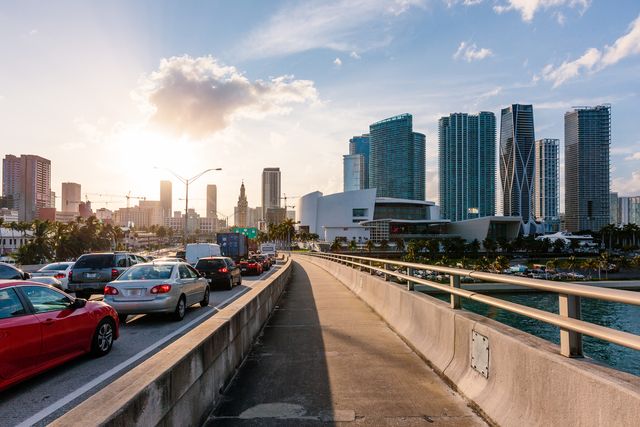Skyline du centre-ville de Miami vu depuis une autoroute, Floride, USA