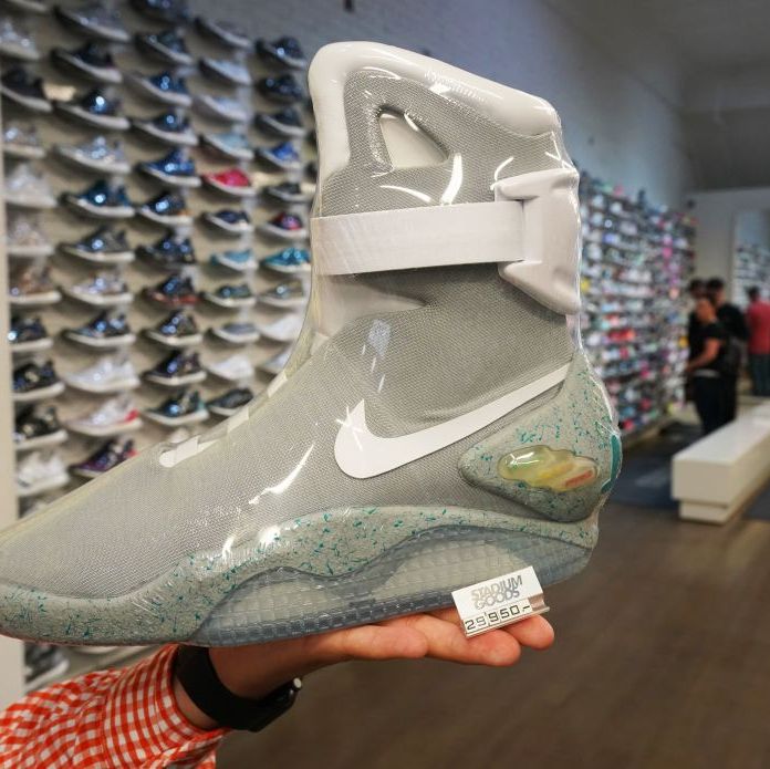 Existencia vestir Ordenado Las Nike de 'Regreso al futuro' a la venta (para millonarios) - Las  zapatillas Nike de 'Regreso al futuro' cuestan 50.000 euros