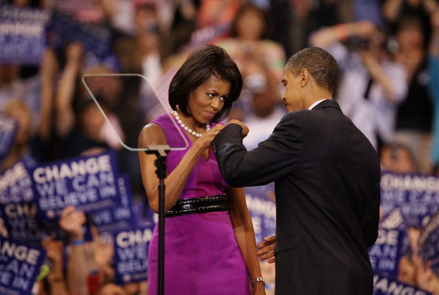 st paul, minnesota, 3 de junio, el candidato presidencial demócrata sen barack obama y su esposa michelle obama golpearon los puños en un mitin nocturno de elecciones en el centro de energía xcel, Minnesota, 3 de junio de 2008, obama logró la nominación presidencial demócrata después de las primarias de hoy en dakota del sur y montana, aunque su rival sen hillary clinton d ny aún no ha concedido la foto de la carrera por scott olsongetty images