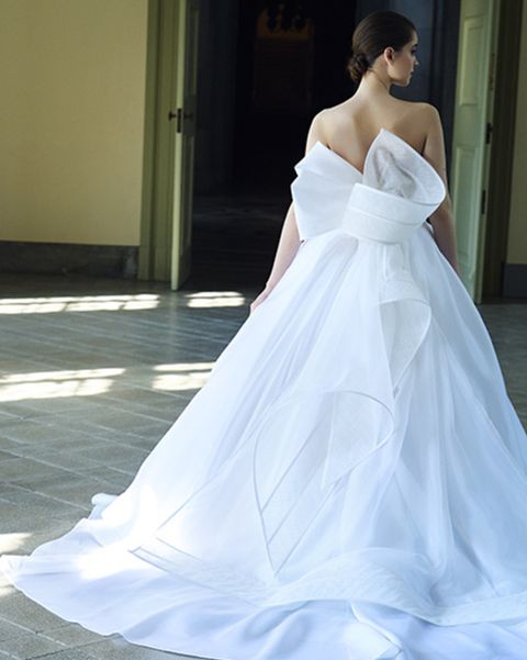 ボリュームあるトレーンが印象的なミーチェのドレスを着たモデルの写真。