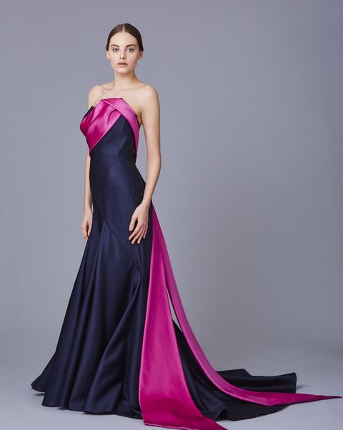 ミーチェのネイビー×ピンクのスレンダーなカラードレスを着たモデルの写真。