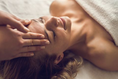 Mujer masaje facial SPA