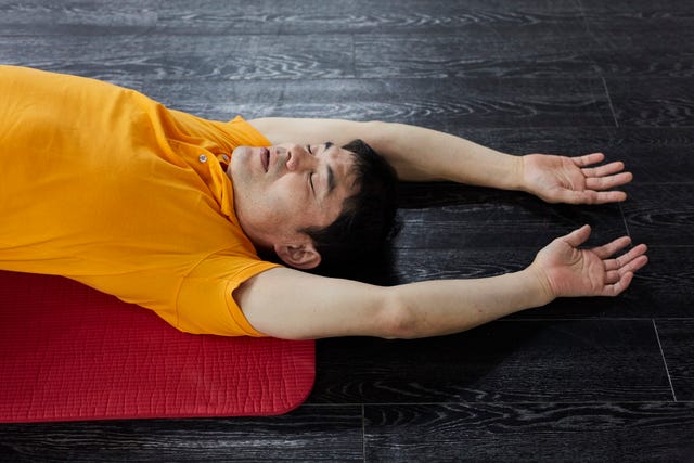 Homme d'âge moyen faisant des exercices Homme d'âge moyen faisant des exercices