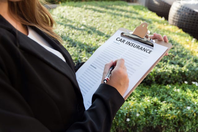 Au milieu de l'agent féminin avec des documents d'assurance automobile dans la cour