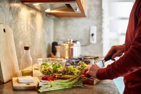 Dieta hormonal: qué es y cómo ponerla en práctica mujer cocinando