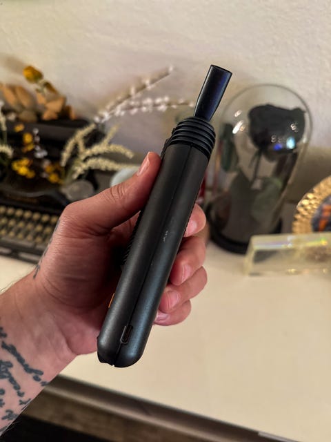 güçlü artı ot vape tutan bir kişi