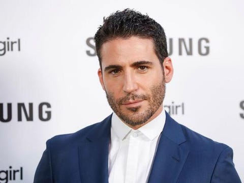 miguel ángel silvestre posando en un photocall con camisa y chaqueta