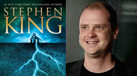 el director mike flanagan y la portada del libro de stephen king, revival