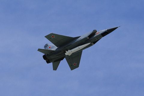 mikoyan-mig-31k-fighter-jets-with-kinzhal-hypersonic-news-photo-956518640-1564602443.jpg